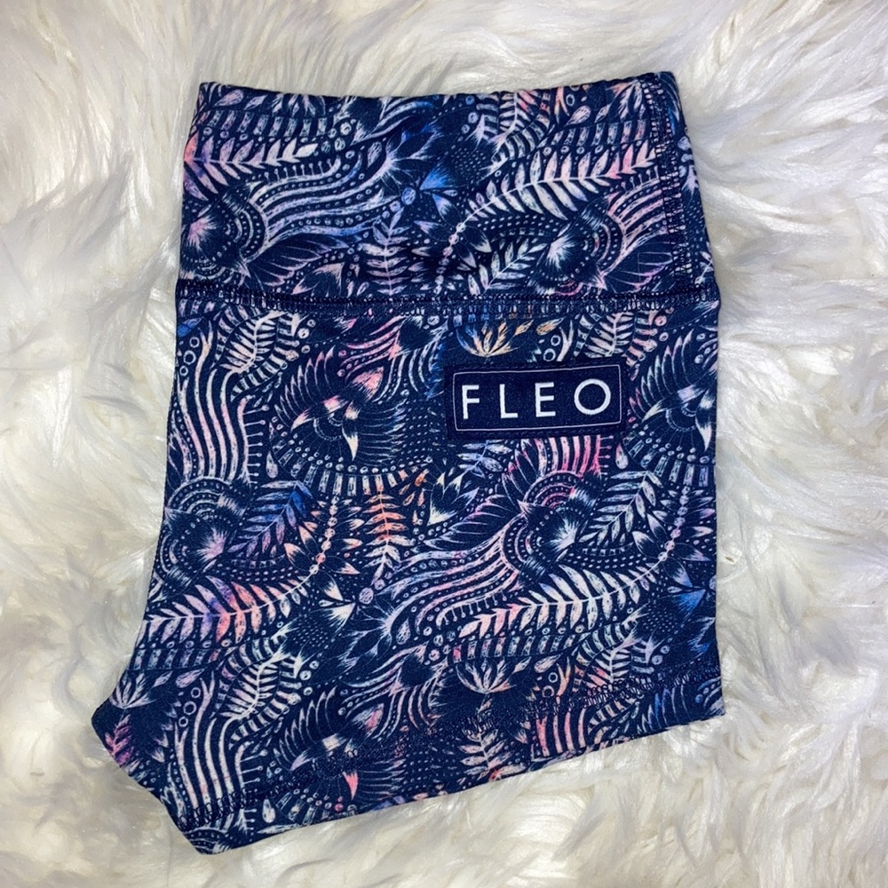 FLEO Floral Leaves Wavy Pattern Shorts